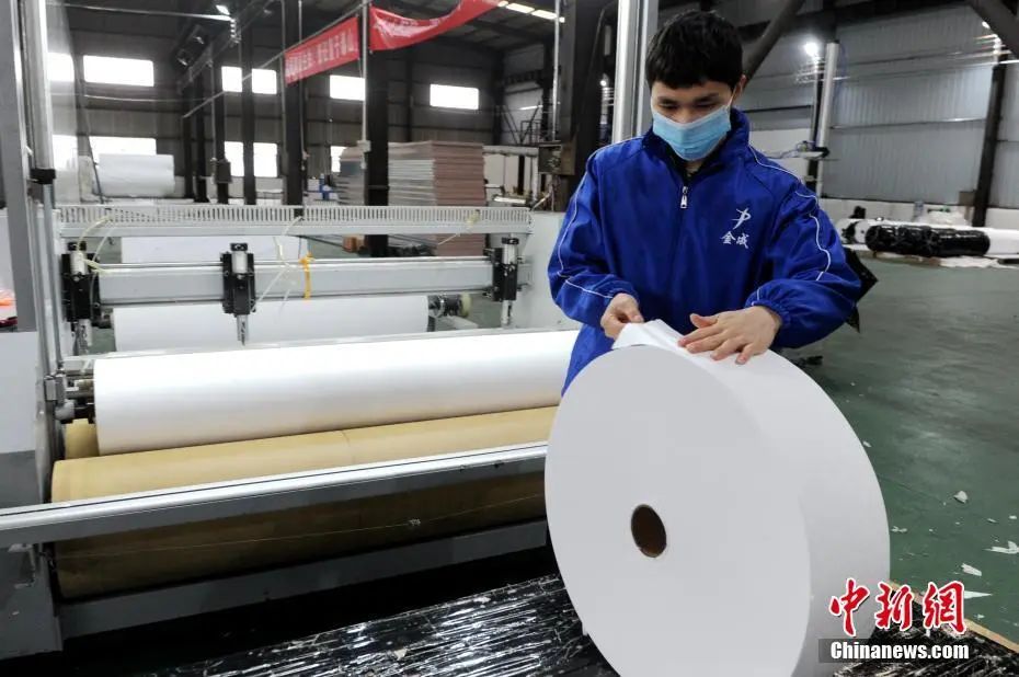 广州市越秀区东兴南路的一家药房售卖一次性医用护理口罩。孙秋霞 摄